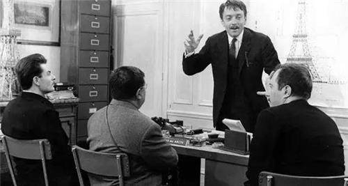 从小养尊处优的维克多看不起穷人,在七岁的时候,他就故意打碎家中的