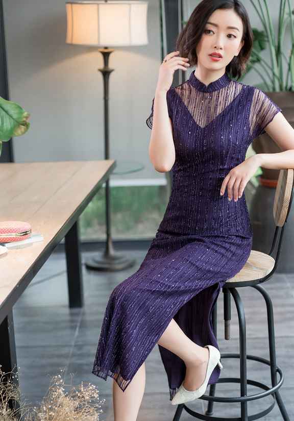 华丽的珠片蕾丝礼服旗袍,里布采用v领背心裙式,不仅凉爽透气而且透露