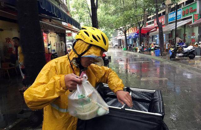 原创女房客让外卖员陪酒否则差评外卖员会错意因动手动脚被逮捕