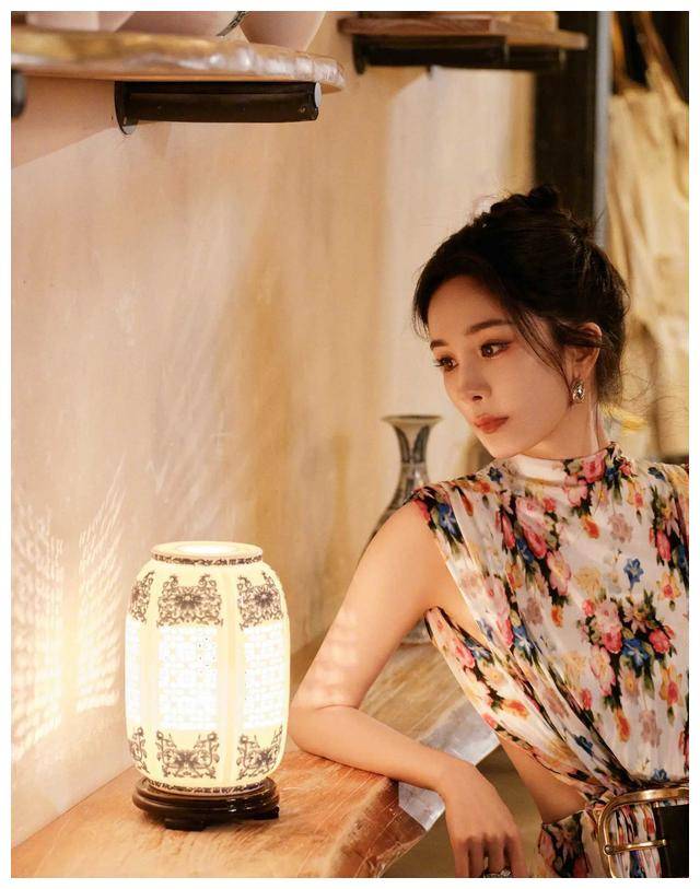 杨幂穿着古韵典雅碎花裙散发迷人魅力兼具性感与优雅