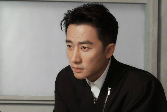 黄轩他的热度虽然说没有王一博高,不过他的演技实力和经验是比王一博