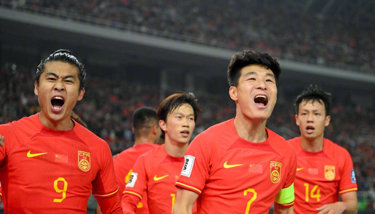 原创41中国男足大胜新加坡武磊两射一传费南多点射李源一吃红