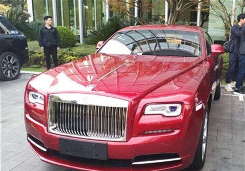 王思聪开"思聪号"现身街头,1300万的车却不如1件衣服吸睛!