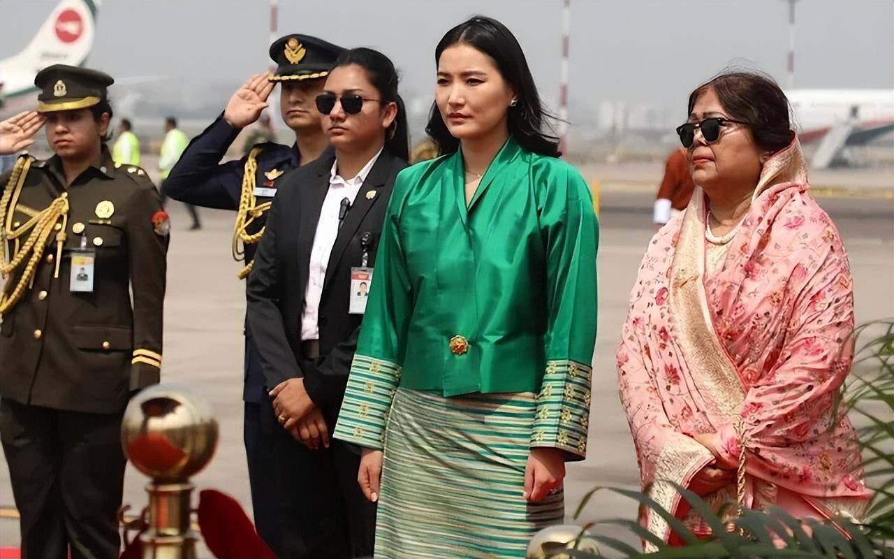 之前总是说不丹佩玛王后总是一副高冷感十足的脸庞,冰山脸,而她这样的