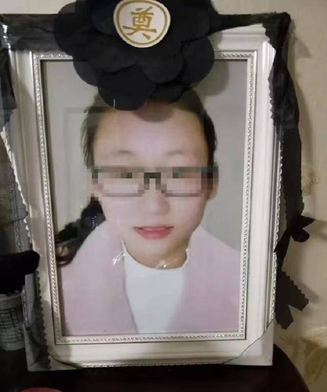 21岁女孩网购毒蛇被咬抢救时宁死不说实话2018年母亲索赔百万