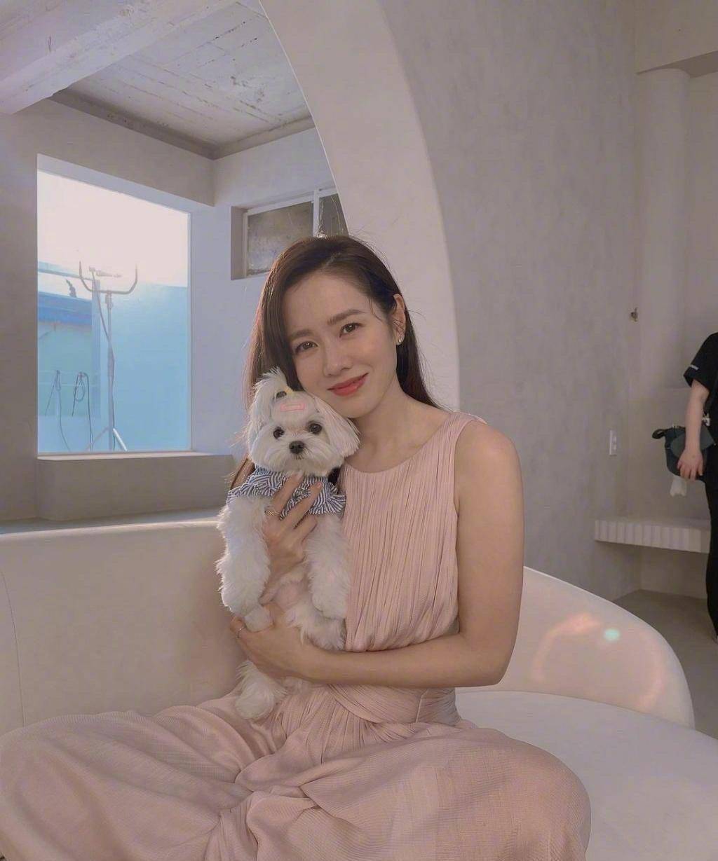 原创孙艺珍疑似婚讯后晒男友视角美照抱爱宠狗狗对镜甜笑网友羡慕了