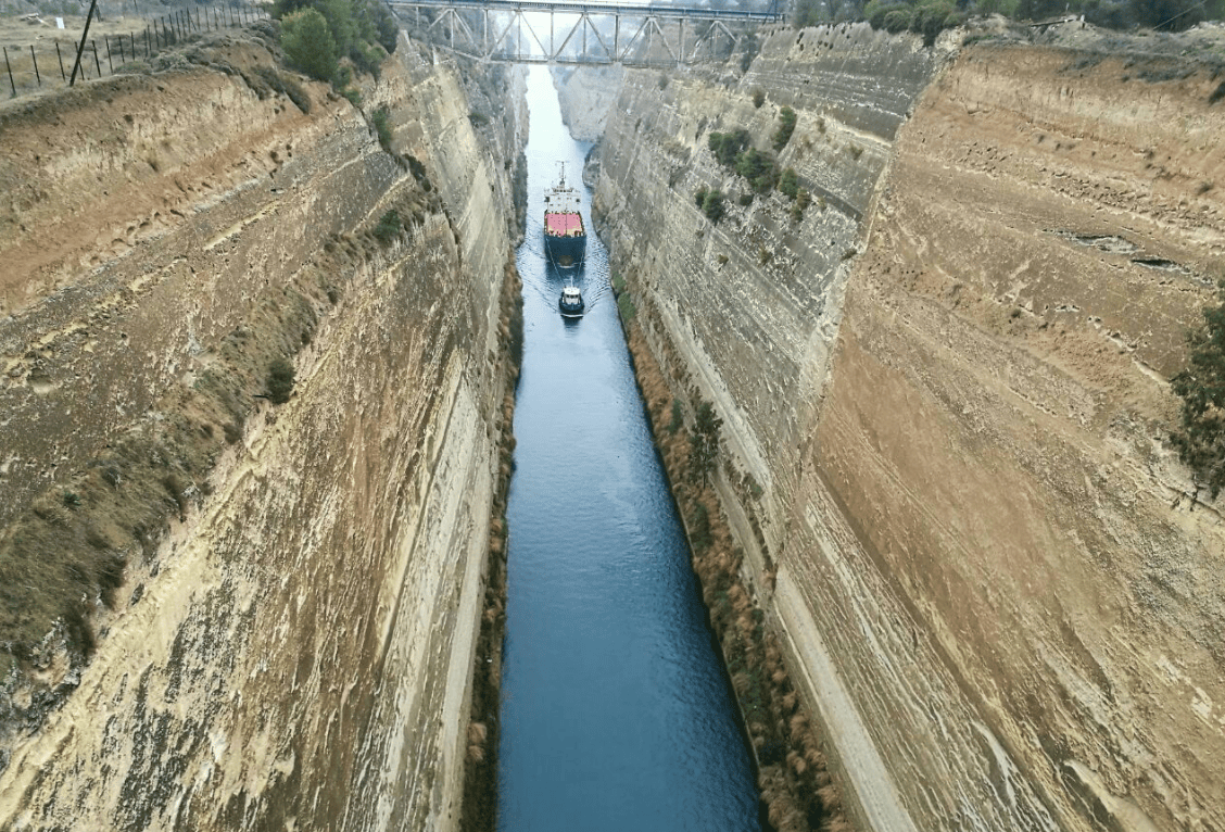 要想扭转科林斯运河的亏损局面,可能需要采取一系列综合措施,包括