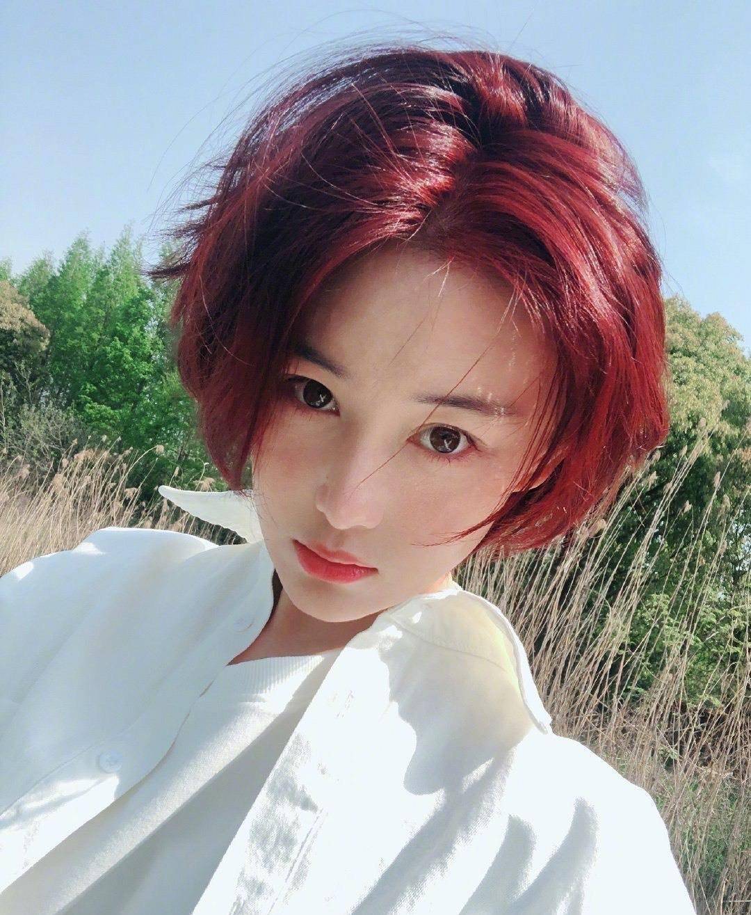 原创张馨予机场照被吐槽穿得不修边幅自称外面的世界太凶残只合适在家