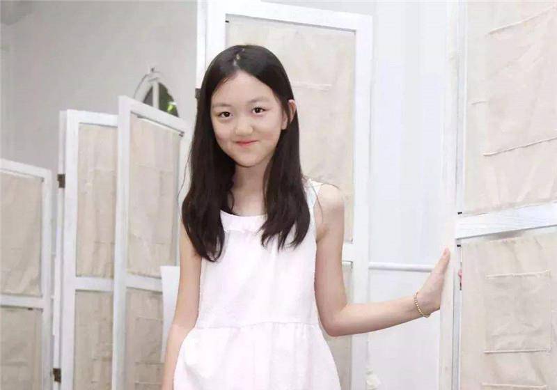 李嫣与闺蜜吃火锅气质越来越像妈妈王菲染回黑发青春洋溢