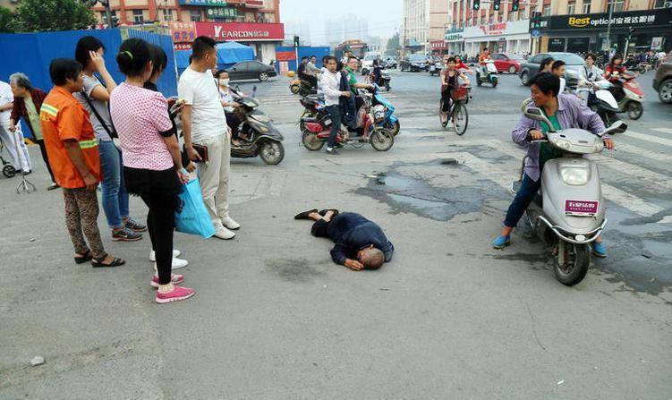 原创2017年老人偷杨梅摔死家属索赔63万我死我有理还能讹人多久