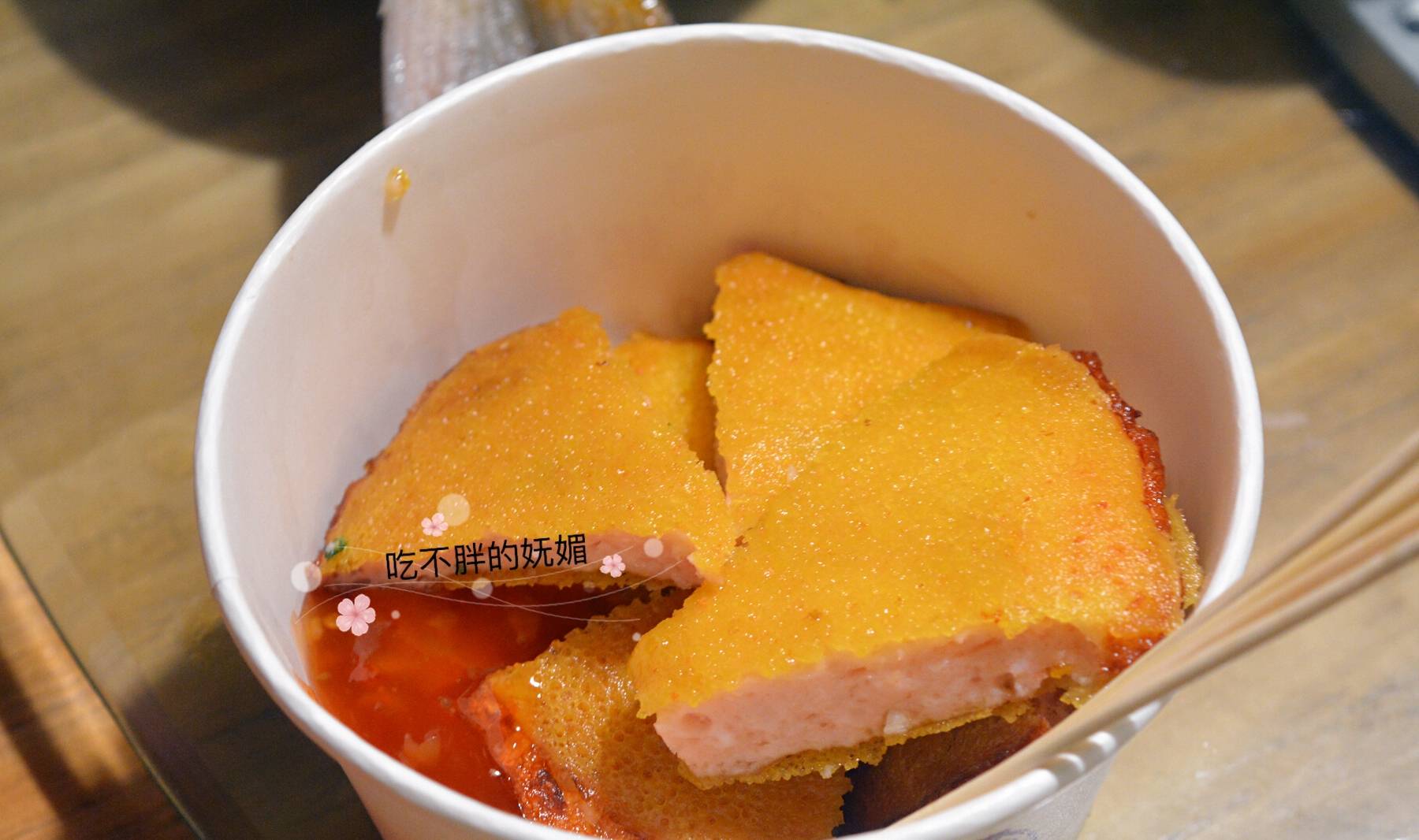 便去西树泡芙,吃了个榴莲泡芙.外皮酥脆,榴莲馅会流心,味道很浓郁.