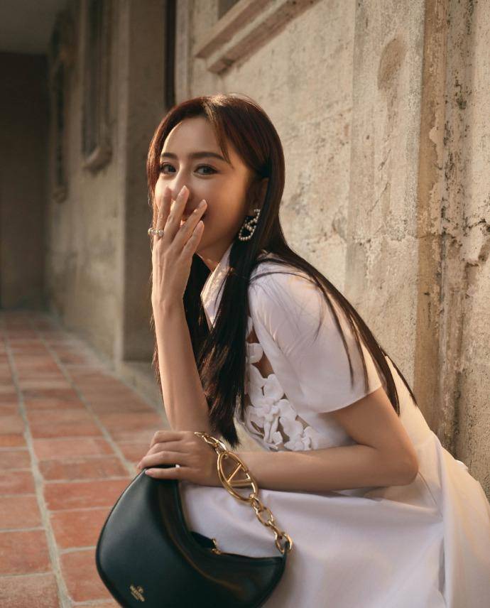 佟丽娅晒照清纯甜美似初恋身姿曼妙惹人爱超高发际线引人心疼