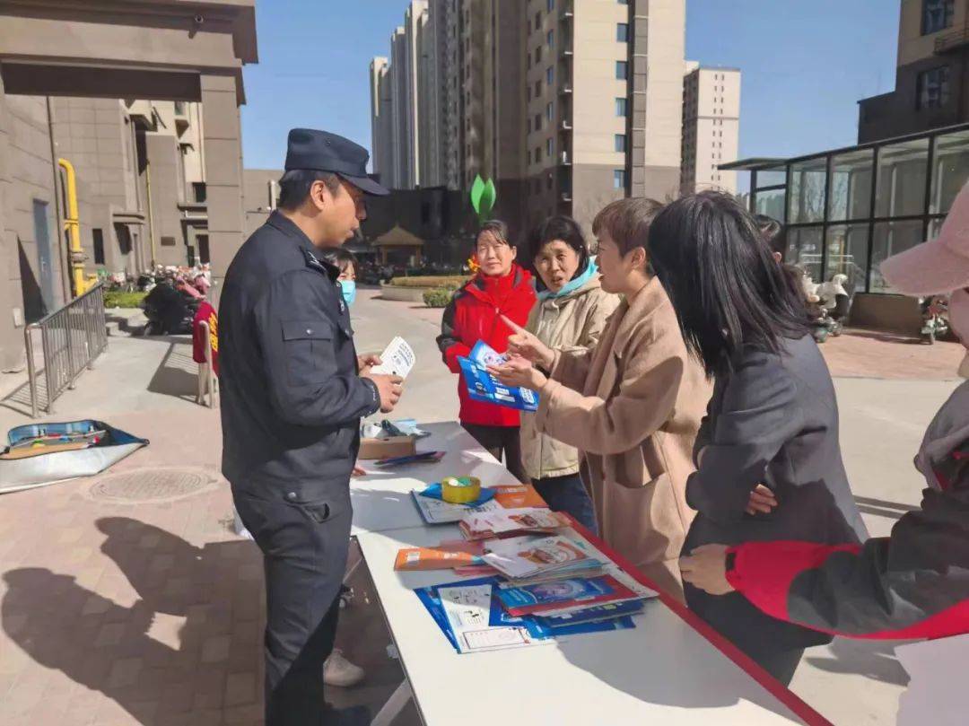 裕翔派出所组织社区民警走进社区,走到群众中间,开展"反诈宣传进小区