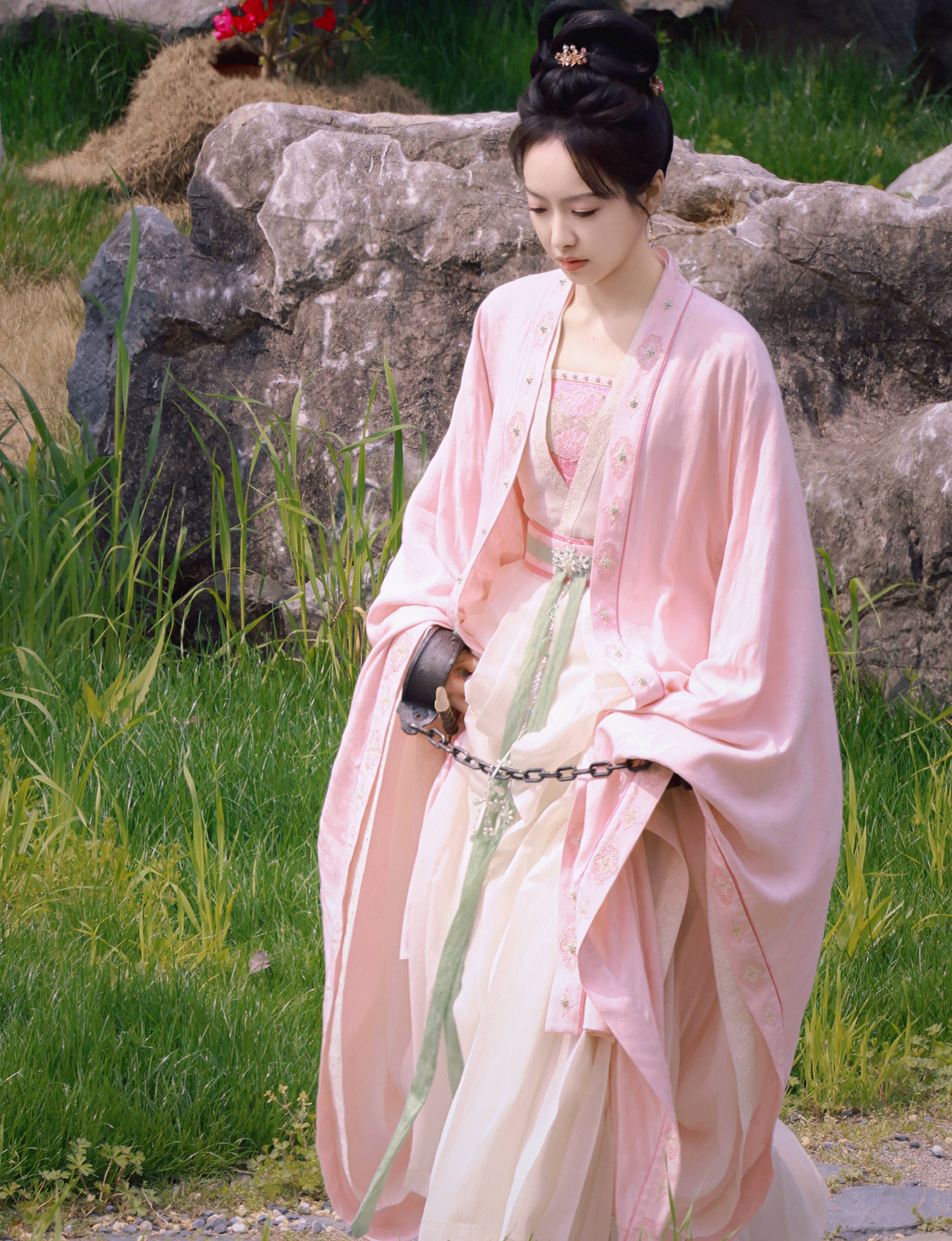 此次宋茜片场摔倒事件,虽是意外,却让我们看到了她作为演员的专业素养