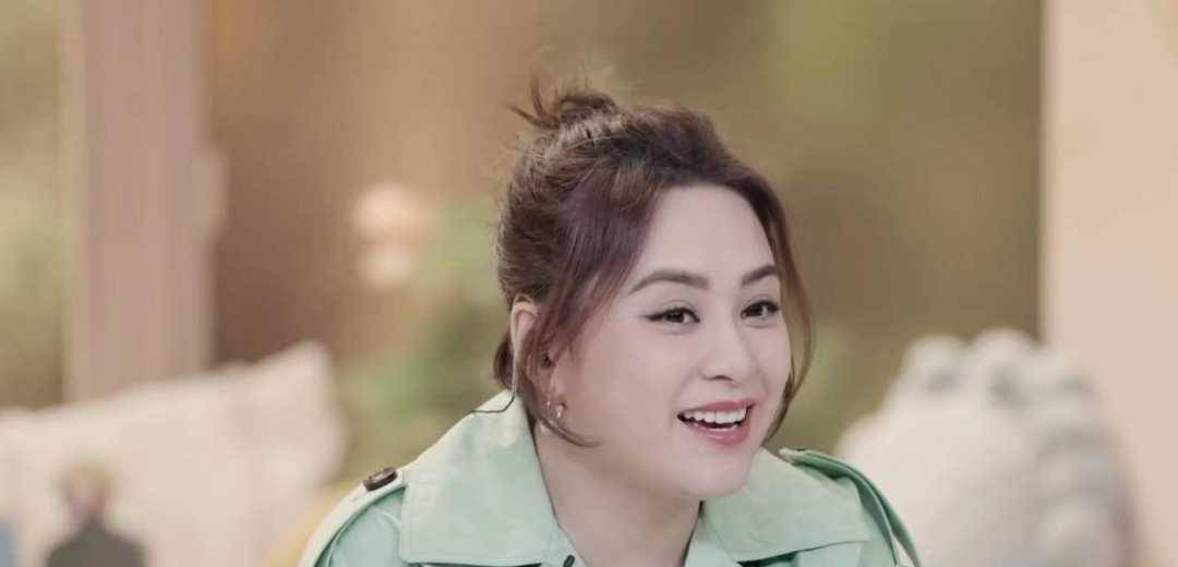 阿娇离婚后放飞自我穿薄荷绿风衣胖到差点认不出脸圆了一圈