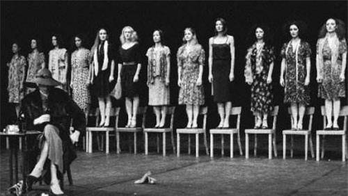 维克多长相老成,给人一种稳重的感觉,他擅长伪装,假扮过音乐制作人