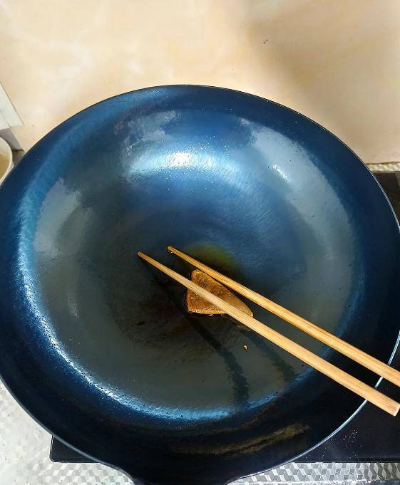 "毒铁锅"遭央视多次曝光,不小心美食变毒药,你家还在使用吗?