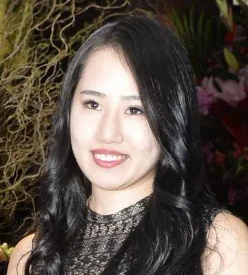 原创2018年77岁富豪将遗产留给狗不久人狗相继去世22岁妻子遭怀疑