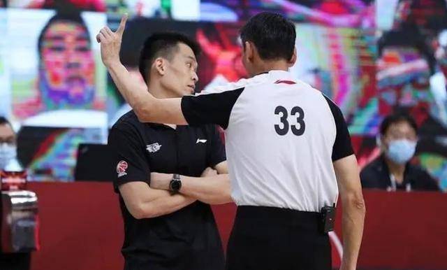 球迷愤怒的看到了因为梁斌和叶楠的裁判组出现的严重错误判罚漏判