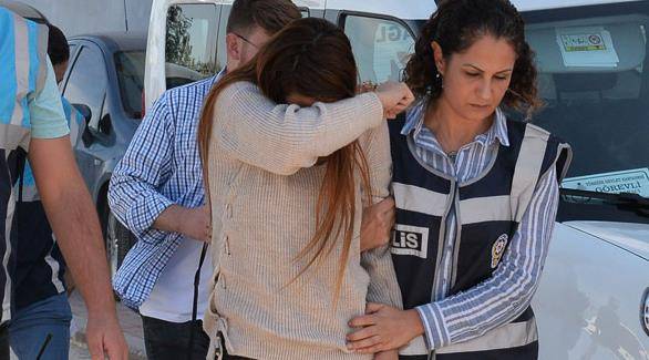 美国15岁少女遭绑架后智斗劫匪逃脱,劫匪妻子:他竟是连环杀手?_索菲亚