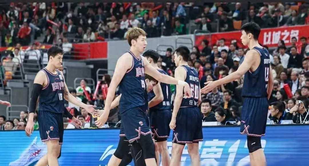 广东宏远队的新星——乔丹·贝尔以其精湛技艺引人注目.