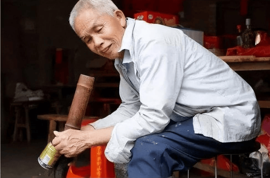 原创广西49岁老汉娶19岁娇妻21年连生15胎75岁走红后直播月入过万