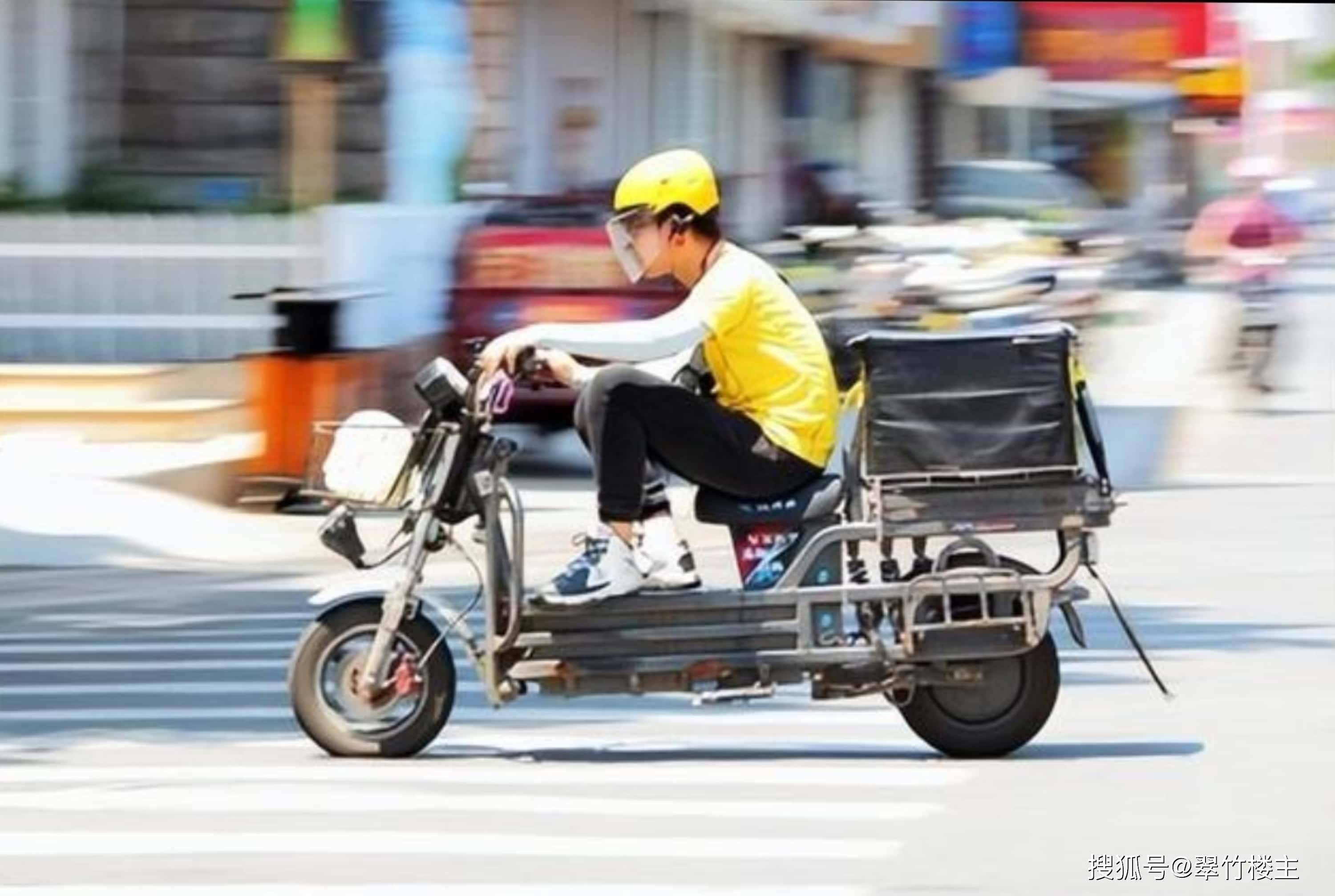 后记:站在街上,看天上有飞翔的大雁,树下有安闲对弈老人,但也有赶路的