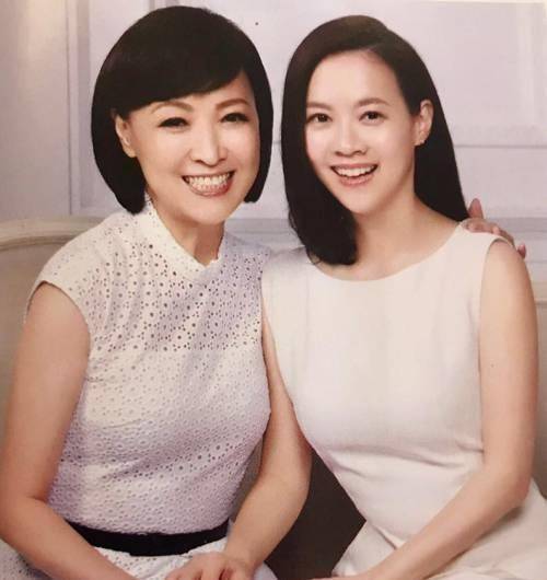 原创18岁嫁给曾志伟放弃5000万财产离家出走爱上闺蜜儿子