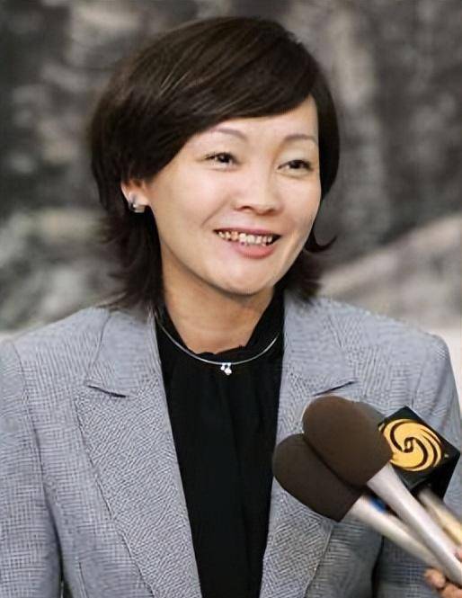 有一个鲜为人知,却同样复杂多彩的人物——他的妻子,安倍昭惠
