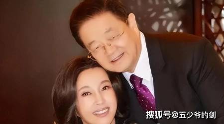 原创为给81岁老公做饭刘晓庆打扮得花枝招展爱情的滋润不分年龄