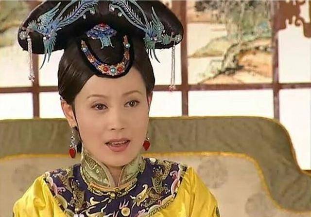 再者海兰珠和姑姑哲哲皇后是盟友的关系,连同大玉儿都是为了科尔沁的