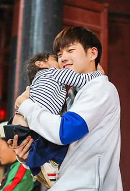 阿拉蕾小泡芙同现身,一个走路不用带腿一个摔倒没人扶_董力_爸爸_节目