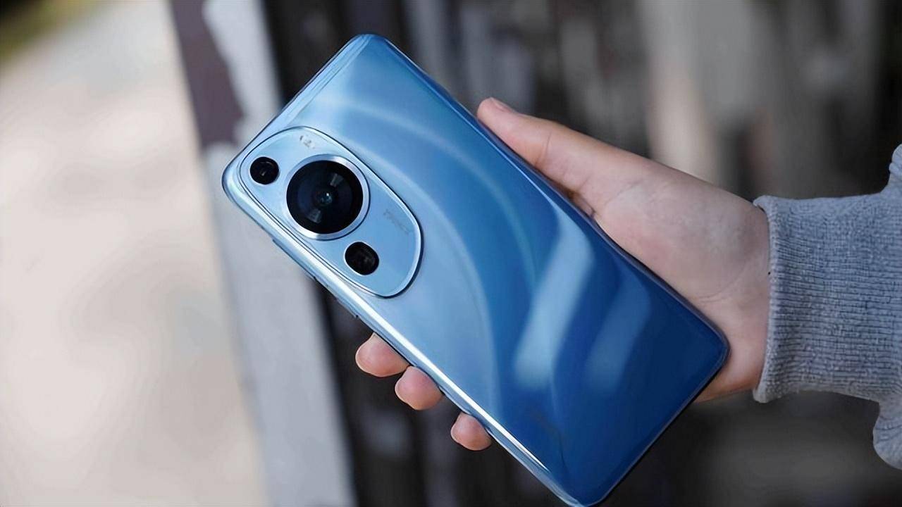 摄像模组外形也一直在变化,华为p40系列采用矩形影像模组,华为p50系列