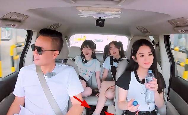 中餐厅嘉宾坐车杨超越脱鞋晾脚谁注意赵丽颖的大佬坐姿