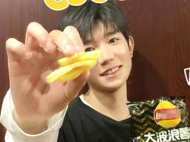 原创杨紫接力王源吃薯片穿宽松t恤白到发光手臂肉嘟嘟很真实