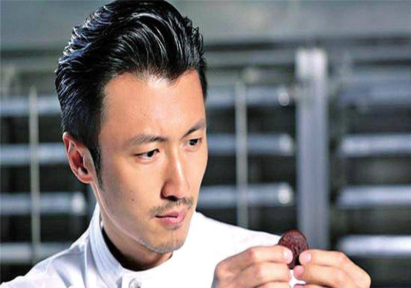 王菲再次与小鲜肉同行谢霆锋不在身边两人关系让人疑惑