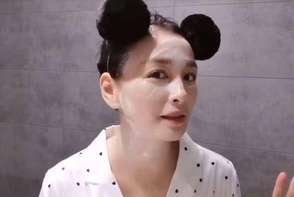 原创张庭自称刚起床纯素颜49岁的脸嫩得不真实林瑞阳有福气