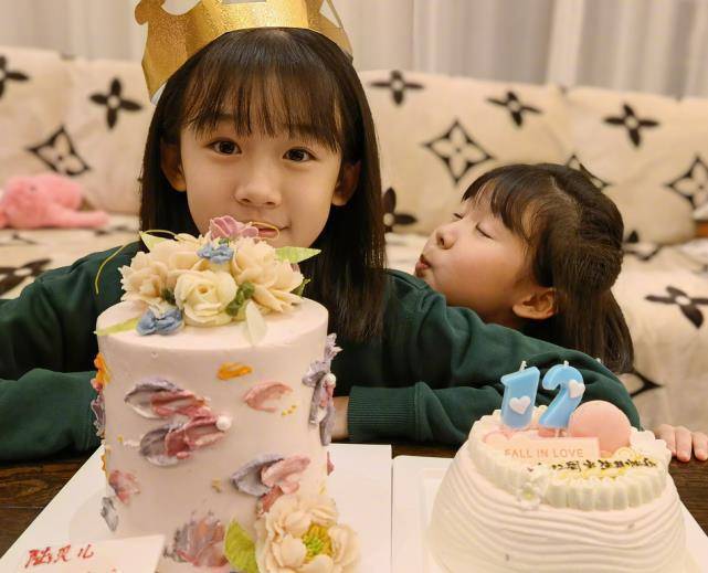 陆毅晒一家合照12岁的贝儿腿比妈妈的还长比妹妹的还细