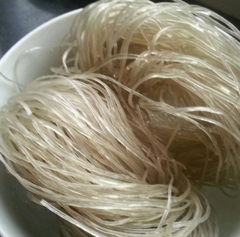 粉条贩子说漏嘴红薯粉条只需打火机烧一烧假粉条很快现原形