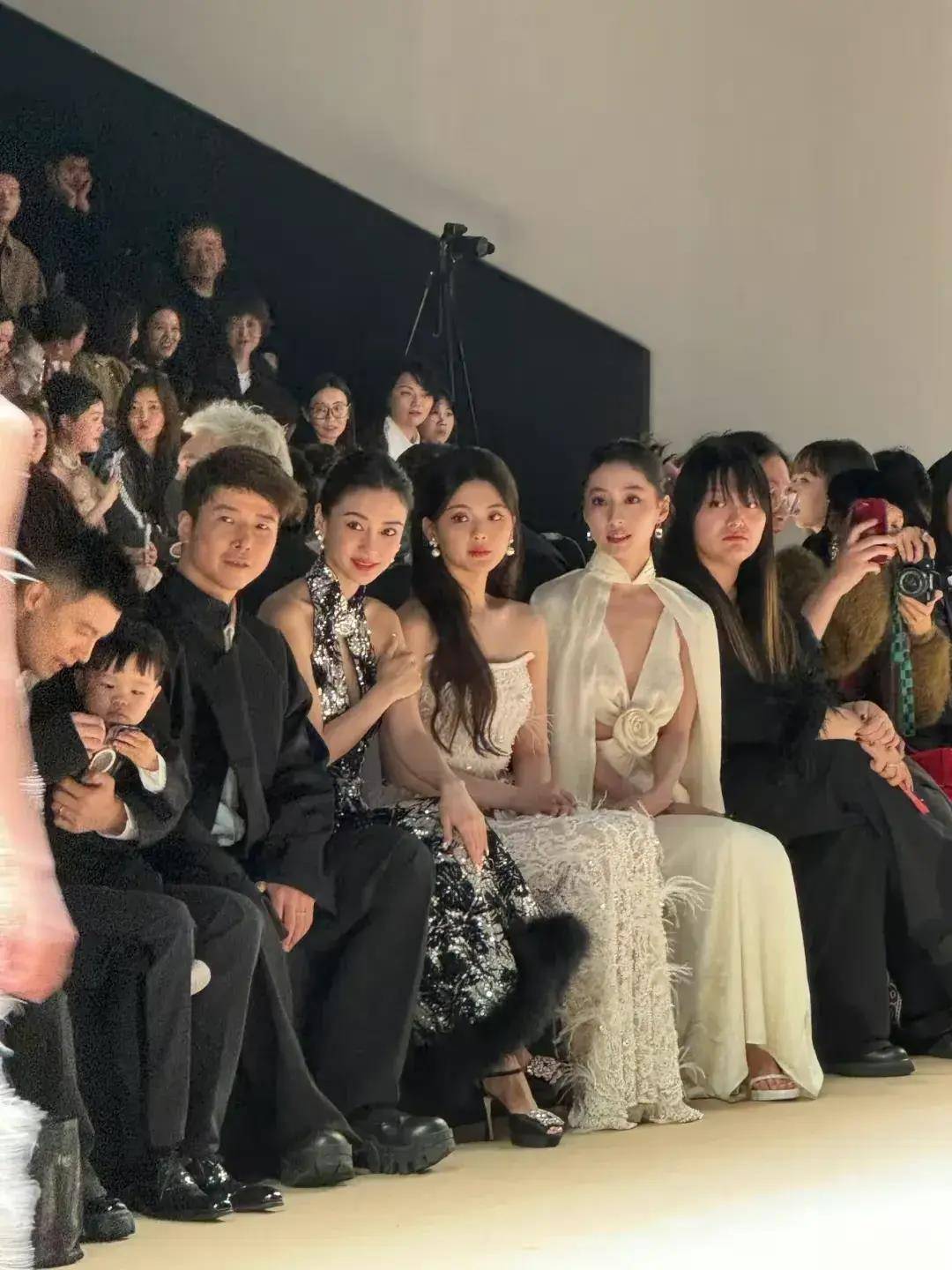 原创杨颖把事业彻底作没了咖位降级与杨超越同座憔悴迷茫全写脸上