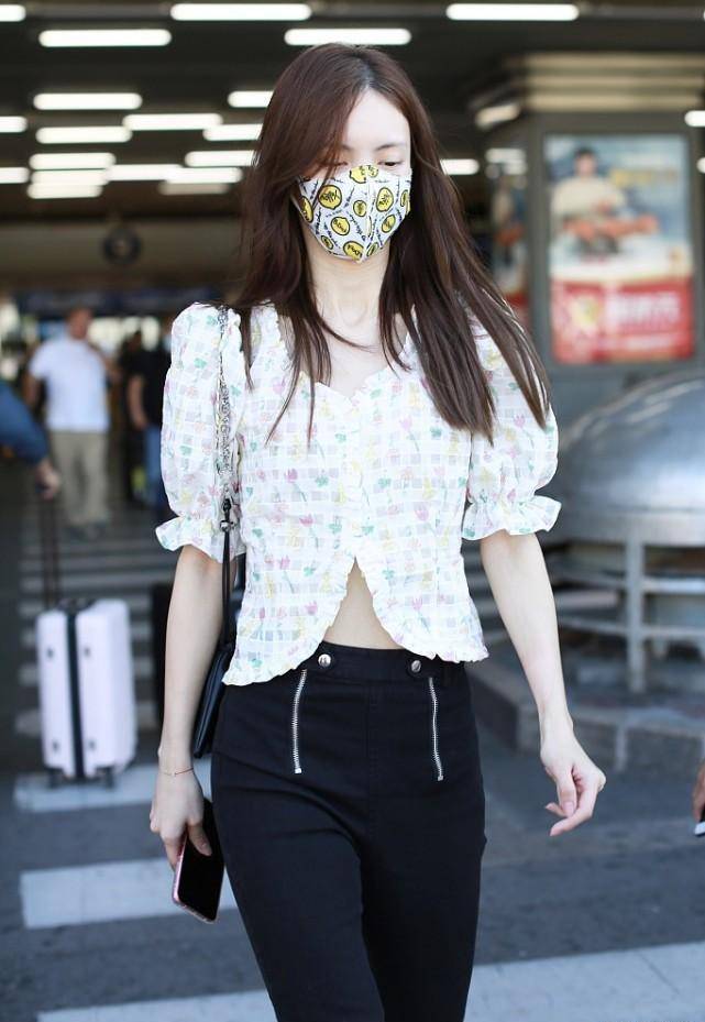 金晨不化妆素颜出镜长相依旧有魅力露出小蛮腰尽显窈窕身姿