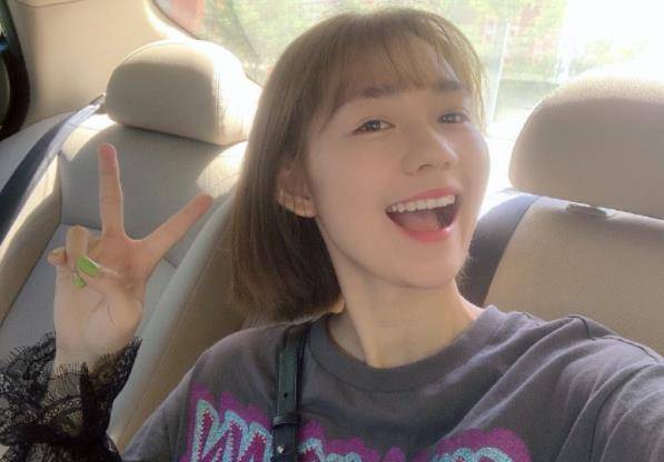 原创段奥娟solo后首登杂志穿一身运动装晨练纸片腰太优越