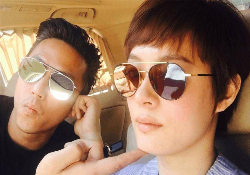 邓超孙俪带小花和等等出门吃饭,一家四口十分温馨,令人羡慕.