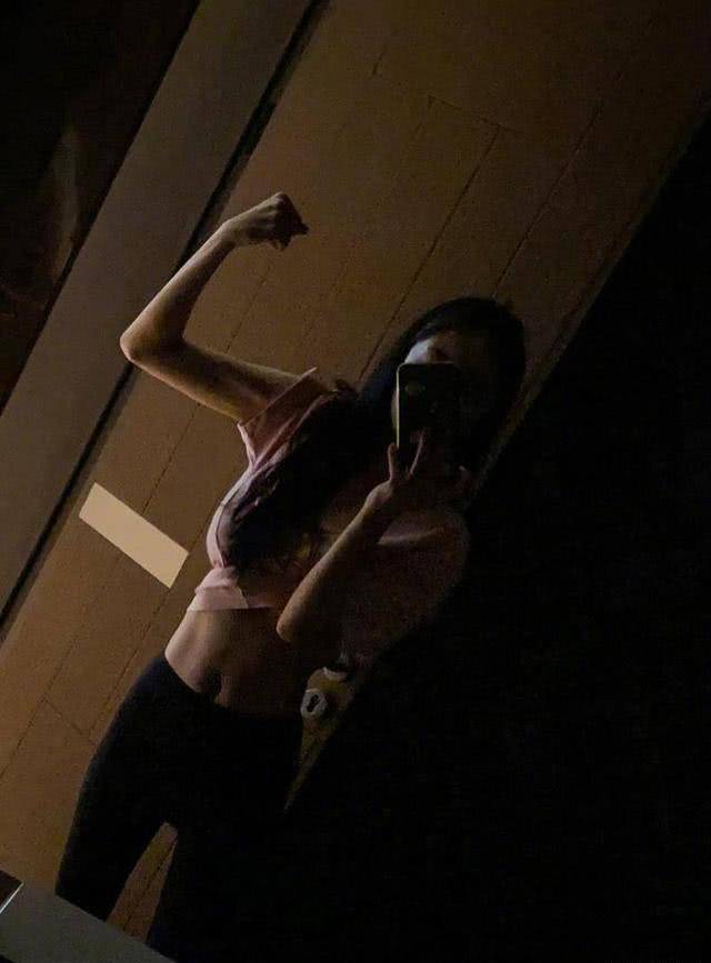 原创脚踝17cm神仙身材的杨幂凭脚踝上热门依然是内娱流量女王