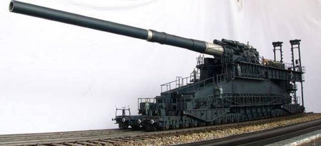 多拉大炮全长四十二点九米,炮管长三十二点四八米,重一千三百二十九吨