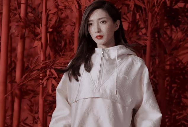 范,亮面的夹克外套时髦又大气,江疏影的耳环也是配套的红色系长耳坠