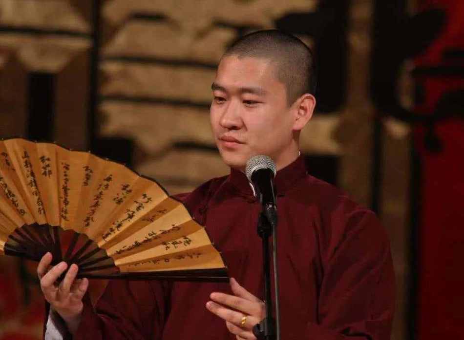他并在百余位相声演员中杀出重围,并且在决赛当天,还专门给了他个人18
