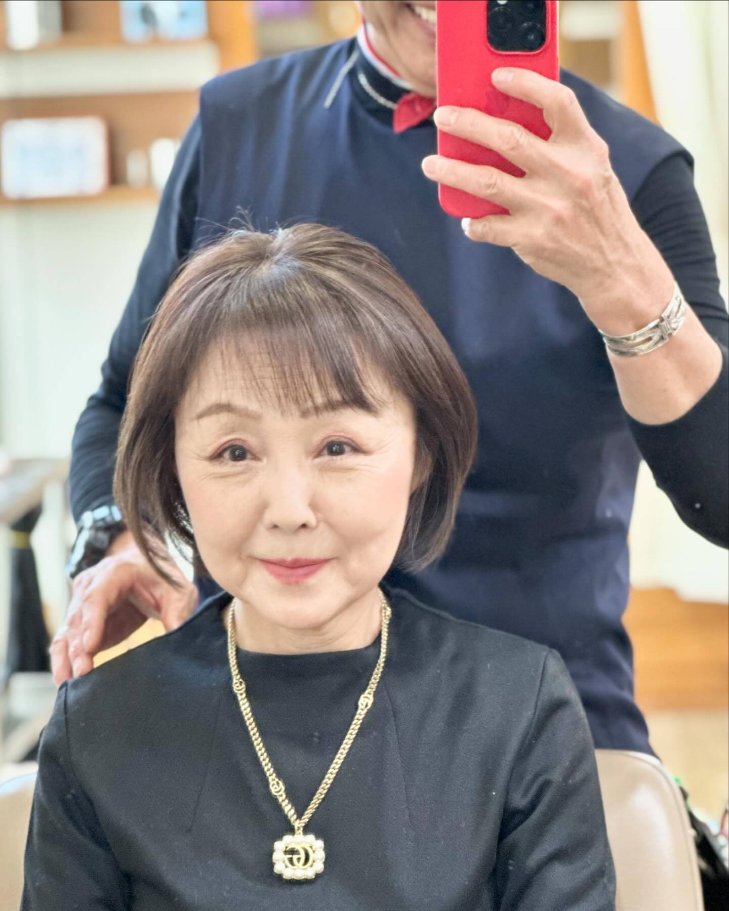 层次短发,顾名思义,便是通过剪发技术将头发剪出不同层次的长度,营造