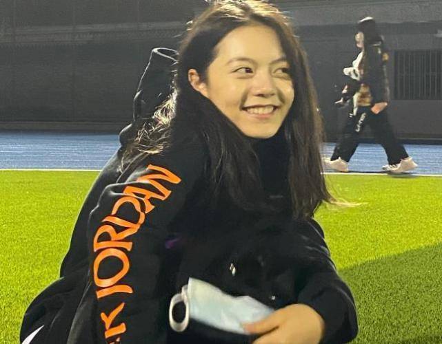 原创赵今麦晒大一生活素颜穿卫衣皮肤有点黑手机壳暴露感情现状