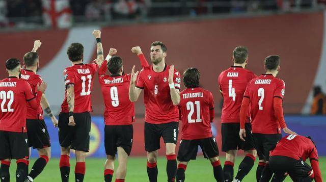 格鲁吉亚队历史性胜利42晋级欧洲杯主场球迷狂欢